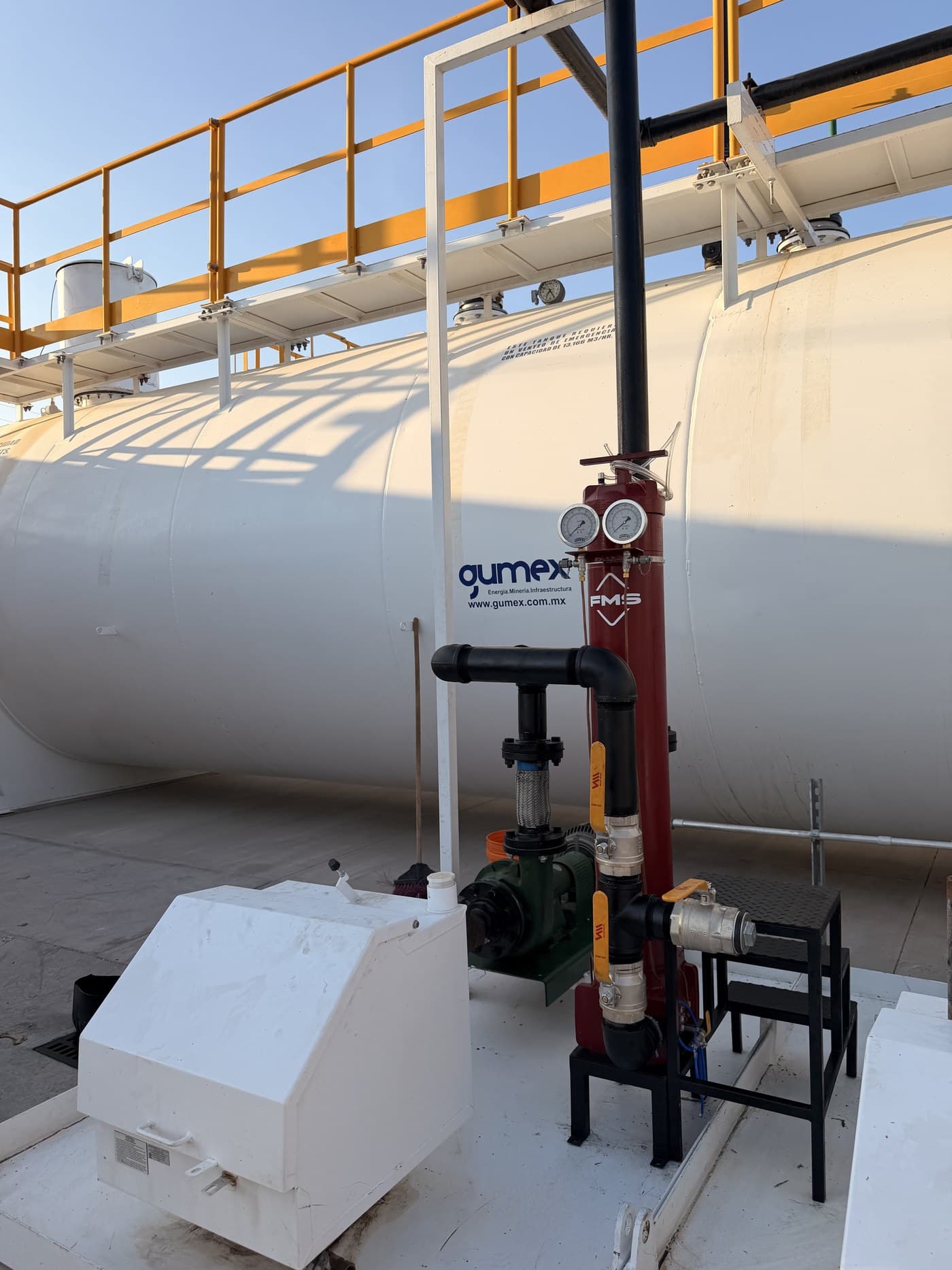 Torre de filtración FMS instalada en tanque de almacenamiento de Gumex, La Paz